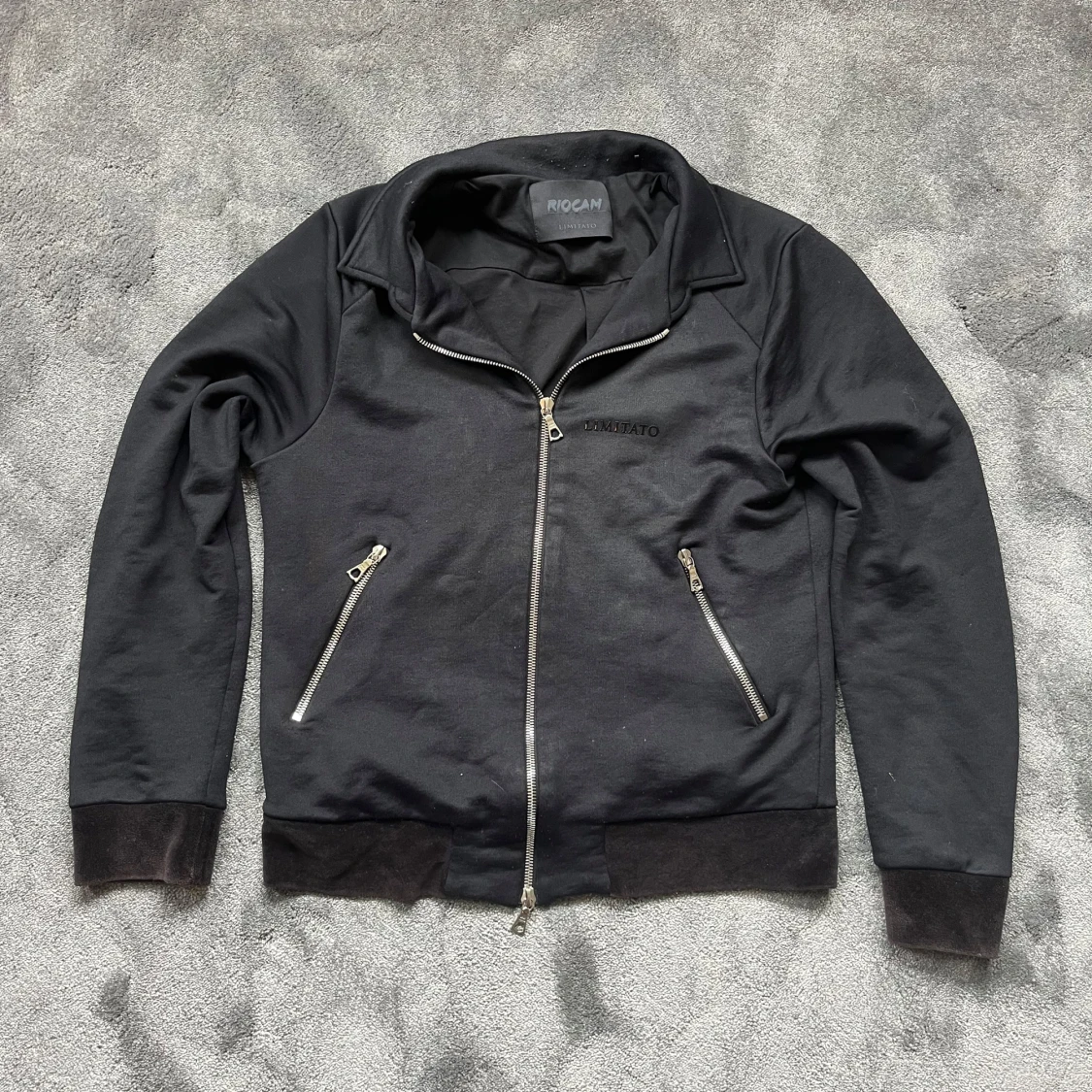 Svart zipjacka Limitato x Riocam