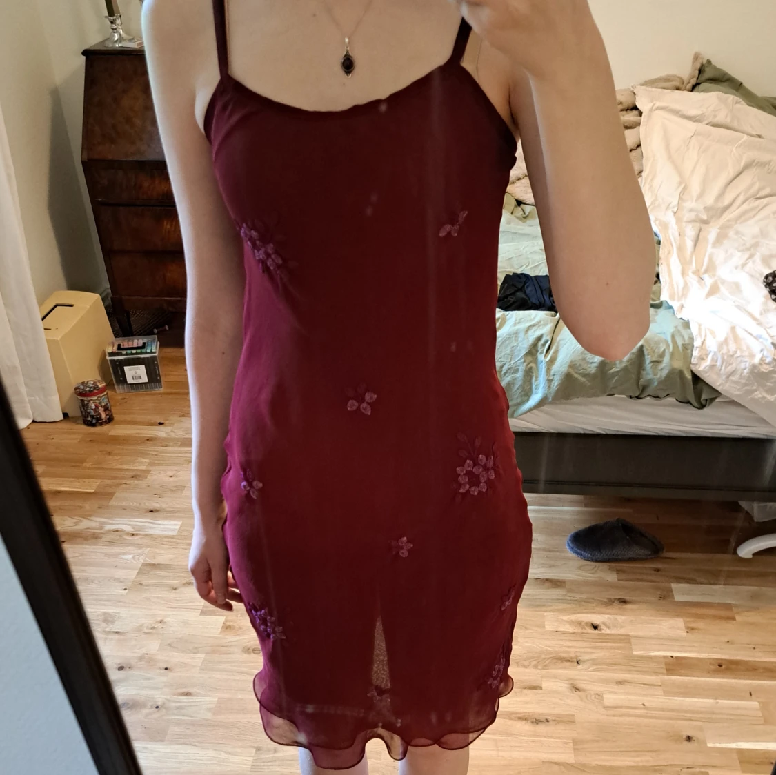 Vinröd blommig kortklänning