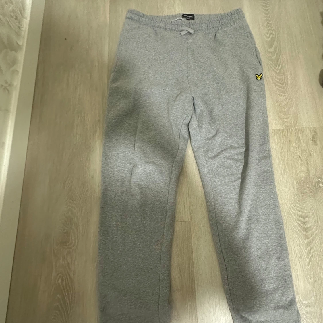 Grå mjukisbyxor från Lyle & Scott