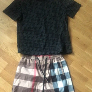 Svart Fendi t-shirt med logomönster - Både följer me 