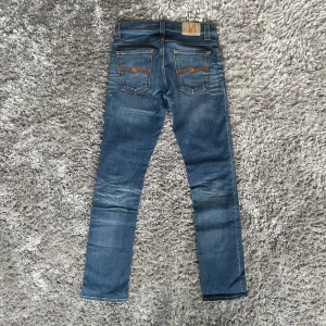 Nudie Jeans Grim Tim (Slim fit) (Dry denim look) - Säljer nu dessa Nudie Jeans i den populära passformen Grim Tim | Använt men fortfarande i grymt skick med snygga slitningar! | Jeansen har en tvättning som ger en dry denim look | Strl: W29 L32 | Nypris: ~1400kr | Hör av dig vid minsta fundering :)