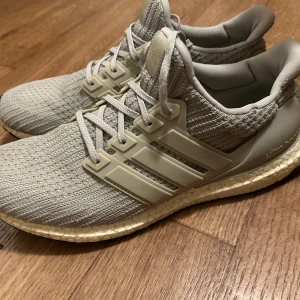 Adidas Ultraboost ljusgrå  - Bra kondition 7/10 