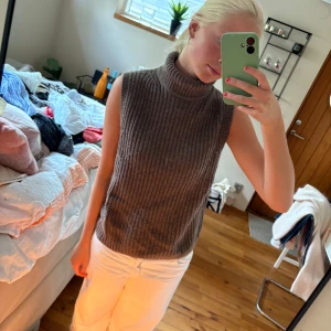 Stickad väst  - Stickad väst med polo 🤎