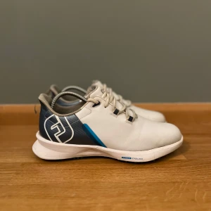 Golf skor - Säljer nu ett par golf skor från Footjoy⛳️ Storlek 40 men passar 41 också. Riktigt vattentäta. Nypris: 1199kr Mitt pris: 399kr😳Vid frågor eller funderingar är det bara att kontakta🙏🙏