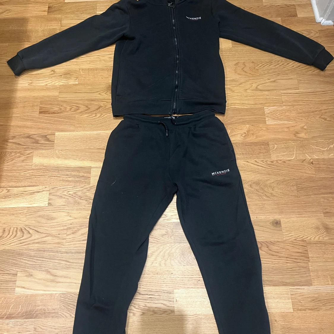 Svart tracksuite från McKenzie