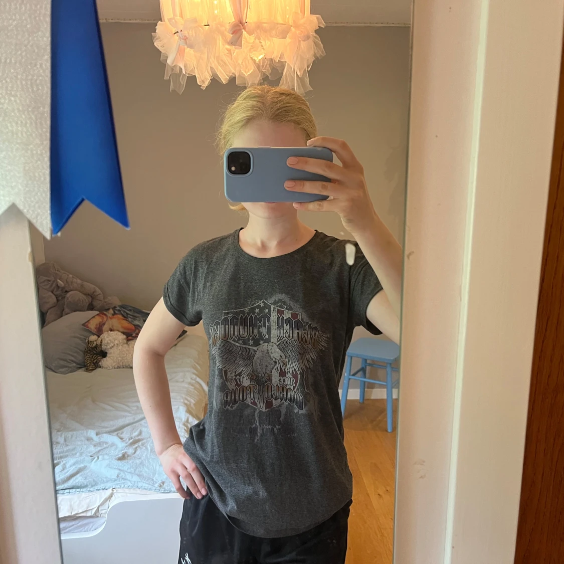 Mörkgrå t-shirt med tryck Gina Tricot