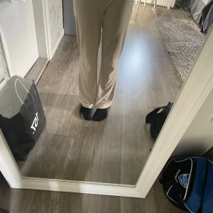 Beiga velour byxor från Gina Tricot  - Sköna byxor från Gina, bra passform, inte använda mycket. På bilden har jag vikt ner kanten för jag tycker det är snyggare då, jag har inget snöre till! Kan gå ner i pris men köparen står för frakt,det är bara att skriva om någon undrar💓