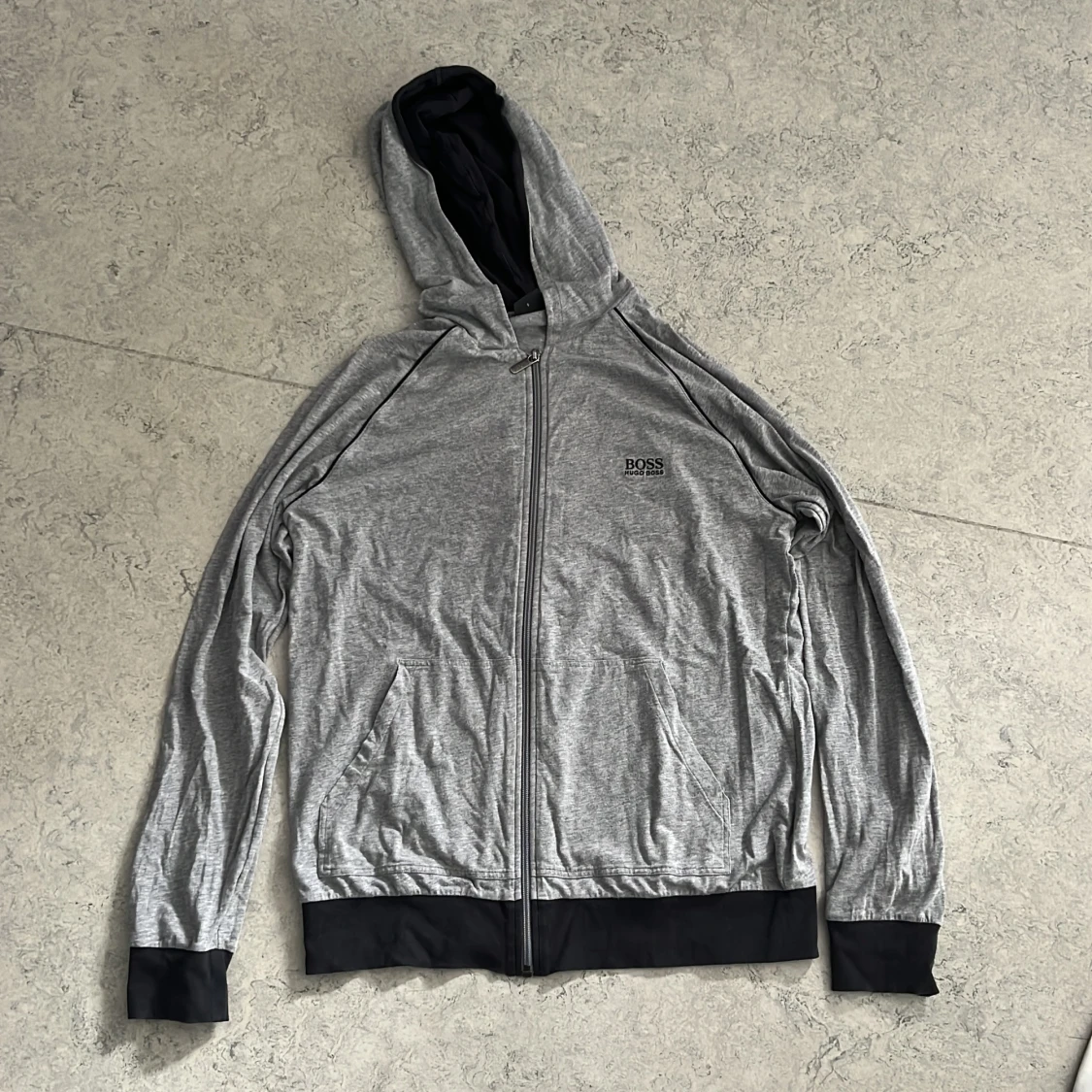 Grå hoodie från Hugo Boss med dragkedja