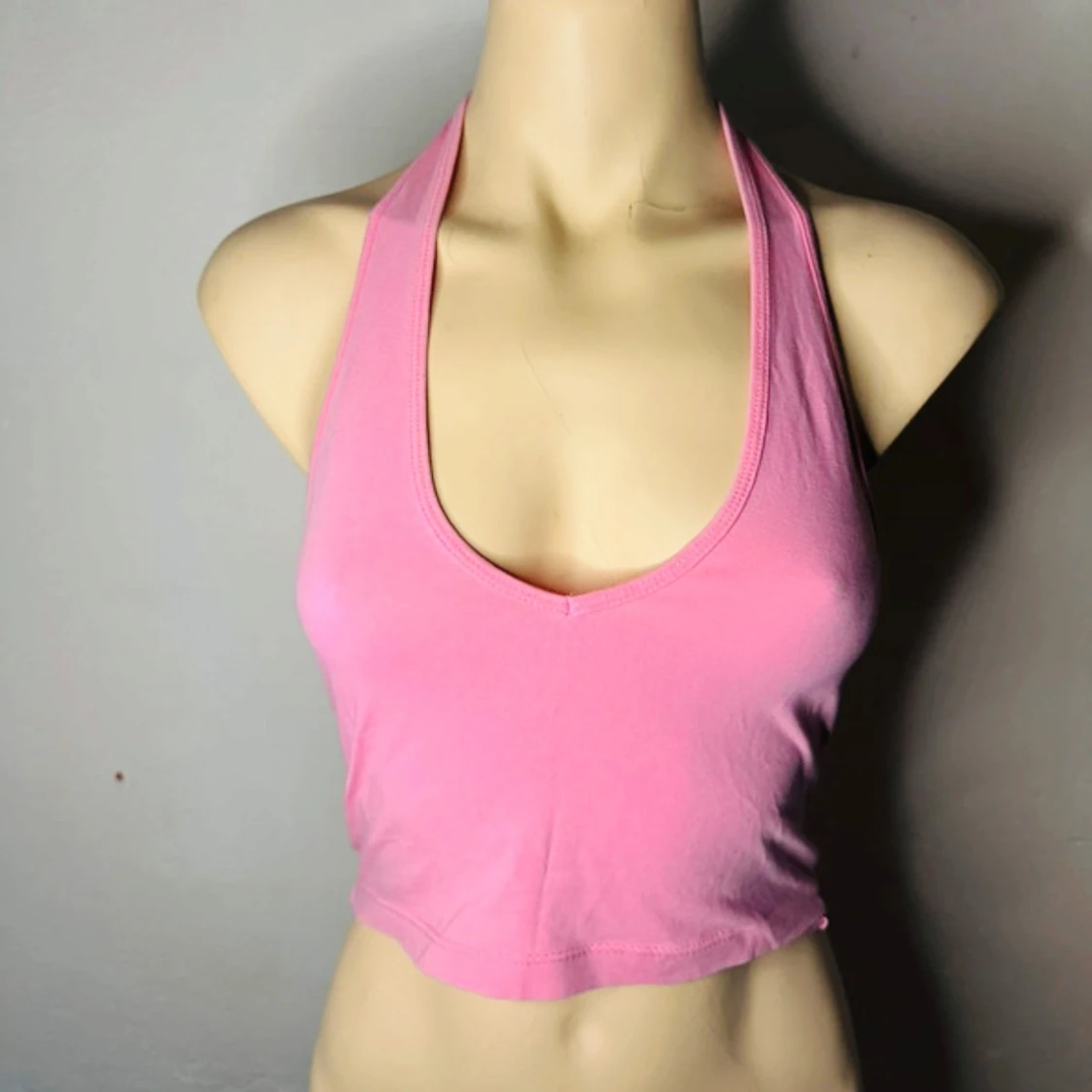 Rosa croppad halterneck-topp Asos