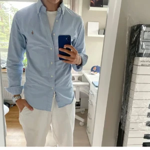Ljusblå skjorta från Ralph Lauren - Klassisk ljusblå skjorta från Ralph Lauren med button-down krage och broderad logga på bröstet. Slim fit, och sitter otroligt bra! Priset är ej hugget i sten 