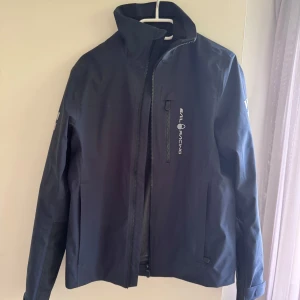 Sail racing jacka herr - Sail racing jacka | Skick 9/10, nästan aldrig använda | Storlek S | Nypris ca 2500 kr | Mitt pris 1099 kr | Fraktar via postnord eller instabox🚚📦 Priset är inte hugget i sten och hör av dig vid minsta lilla fråga😊