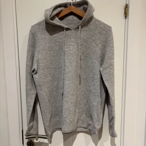 Merinoull Hoodie  - Säljer en sjukt snygg merinoull hoodie i storlek M. Bra skick, inga defekter utan endast lite nopprig. Vid frågor eller funderingar är det bara att höra av sig:)