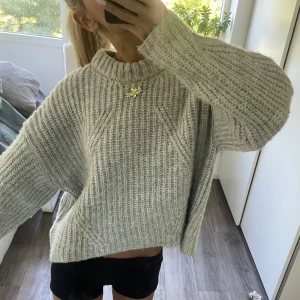 Stickad tröja  - Super mjuk och bekväm stickad tröja från stradivarius.