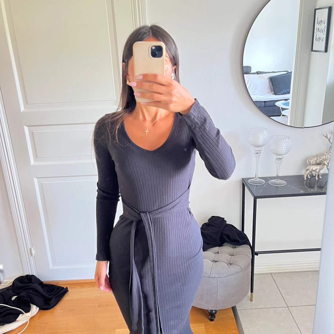 Svart ribbad långklänning med knyt