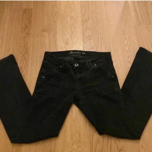 Svarta bootcut jeans från Tommy Hilfiger - Säljer dessa vintagejeans från Tommy Hilfiger! Midjemåttet rakt över är 42 cm och innerbenslängden är 77 cm🩷