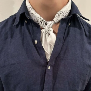 Scarf - Hej!! Säljer denna riktigt snygga scarfen som är perfekt nu till sommarn, skick 10/10 inplastade har flera av samma färg om ni är intresserade så kan ni få rabbat om ni köper flera🙌 liknar John Henric scarfs där ny pris är 450 och här får ni för bara 149🔥🔥