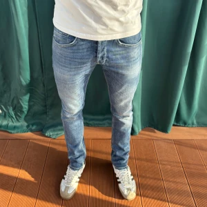 Dondup George  - Säljer nu dessa feta dondup jeans till ett super pris, helt utan defekter! Modellen är 183 cm och väger 70kg