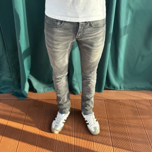 Dondup George - Säljer nu dessa feta dondup jeans till ett super pris, helt utan defekter! Modellen är 183 cm och väger 70kg
