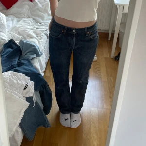 Levis jeans  - Lågmidjade Levis jeans i storlek W30 L30. Jag är 167 och de är perfekt längd på mig. 