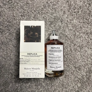Maison Margiela Jazz Club - Maison Margiela Jazz Club – Parfym 100 ml 🎷✨ Säljer en lyxig parfym från Maison Margiela, Jazz Club – en varm och sofistikerad doft som fångar atmosfären från en exklusiv jazzklubb. Perfekt för dig som vill ha en elegant, maskulin signaturdoft som passar både dag och kväll.  Doftnoter: 	•	Topp: Citrusaromer 	•	Hjärta: Rökig tobak och rom 	•	Bas: Vanilj och läder  • Storlek: 100 ml • Skick: Väldigt fint skick   Obs: Osäker på äkthet, därav det låga priset. Köpt via Plick 
