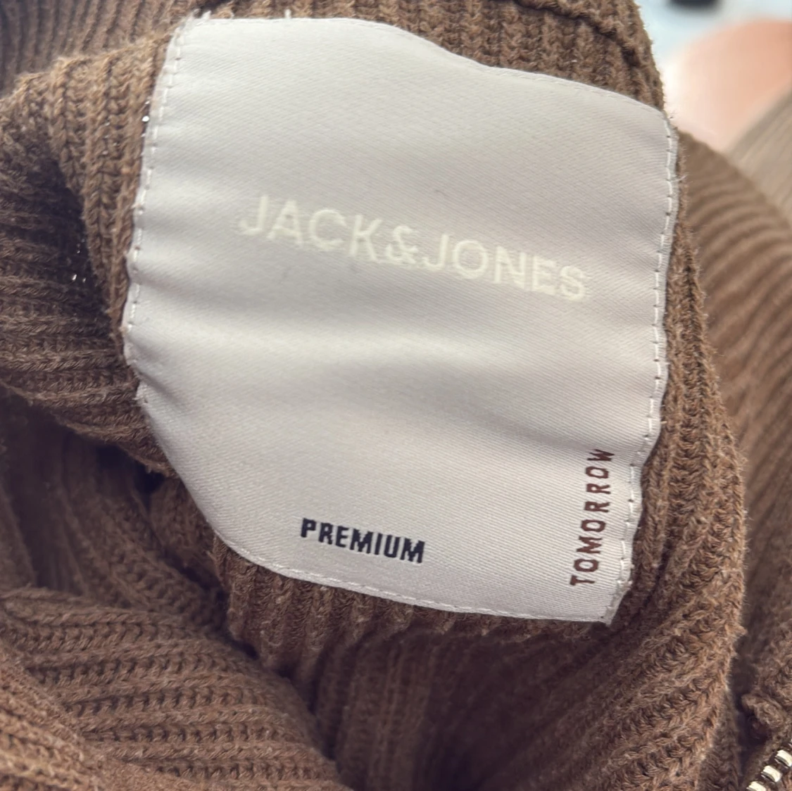 Brun ribbad half zip från Jack & Jones - 1