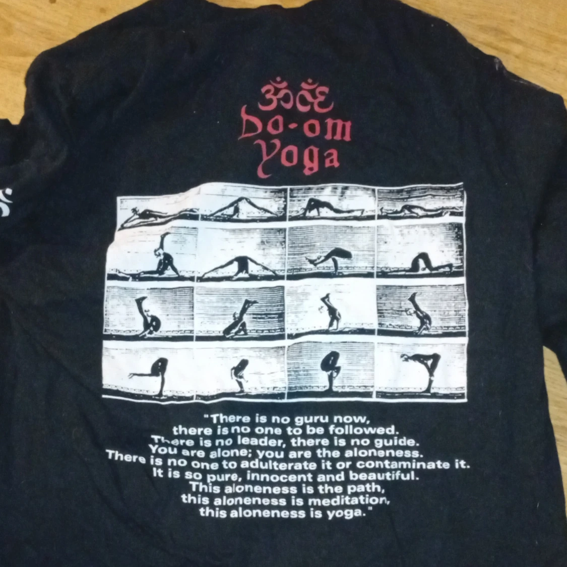 Svart långärmad Doom Yoga tröja - 1