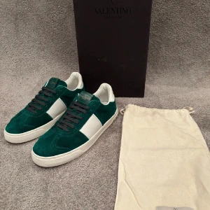 Valentino Flycrew  - Hej!  Säljer nu dessa snygga och eftertraktade valentino flycrew skorna!  Storlek= 40 Skick= 9,5/10 (inprincip helt nya) Ny pris= 8000 kr Säljs för= 3399 kr Dessa skor är väldigt limiterade och svåra att få tag på då dem inte tillverkas längre!  allt OG tillkommer vid köp (box, dustbag) alla nitar finns kvar!