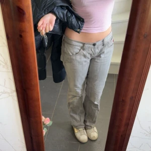 lågmidjade jeans - bootcutjeans💕för stora på mig därav säljer jag. midjemått: ca 38 innerbenslängd: ca 82 uppsprättade nertill. Se bild 3 för materialet