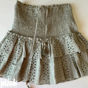 Grön zara kjol - Jättesnygg zara kjol som inte säljs längre. 