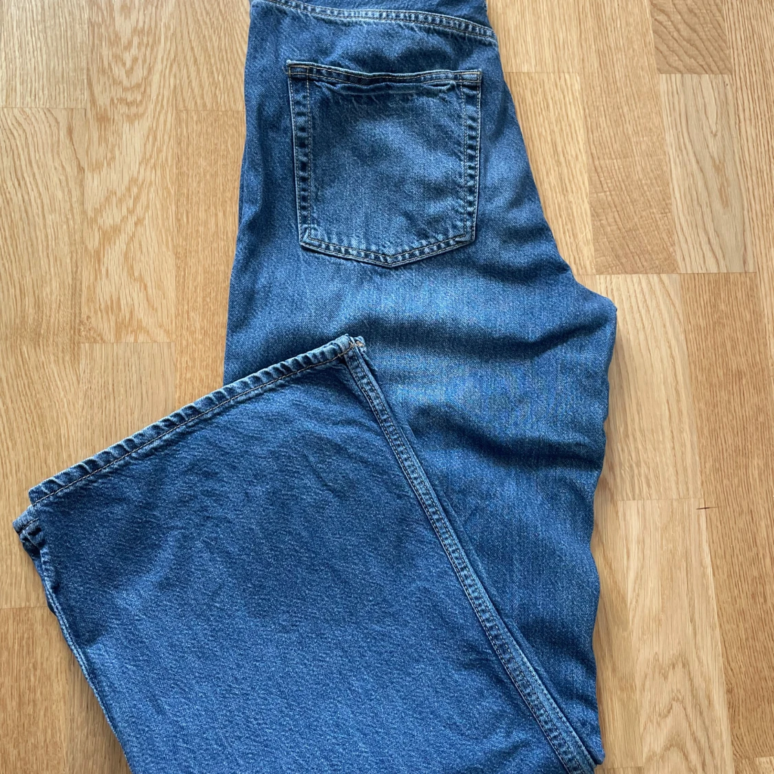 Mjuka jeans i avslappnad modell  - 1