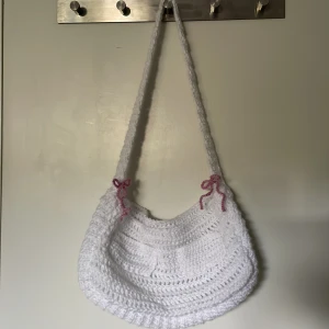 Virkad väska - Vit virkad väska med rosetter 🎀💕