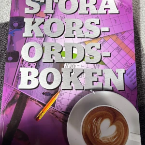 Stora korsordsboken - Utmanande och rolig korsordsbok med över 70 färgglada kryss i olika svårighetsgrader. Perfekt för dig som gillar att klura och vill ha något att göra på resan, hemma eller på fiket. En favorit bland korsordsälskare – här finns massor av nya kryss att sätta tänderna i!