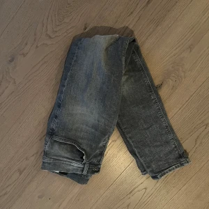 Grå jeans från Dondup, storlek 29 - Snygga grå jeans från Dondup. Skick 9/10. Passar dig som är strax under 180 och rätt smala ben😁 hör av er vid frågor