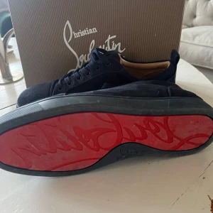 Christian louboutin Navy Blue - Christian louboutin Navy Blue.                    Skick 11/10.                                                           Storlek 43.                                                            Allt tillbehör följer med.                        Kom privat vid frågor å funderingar😊
