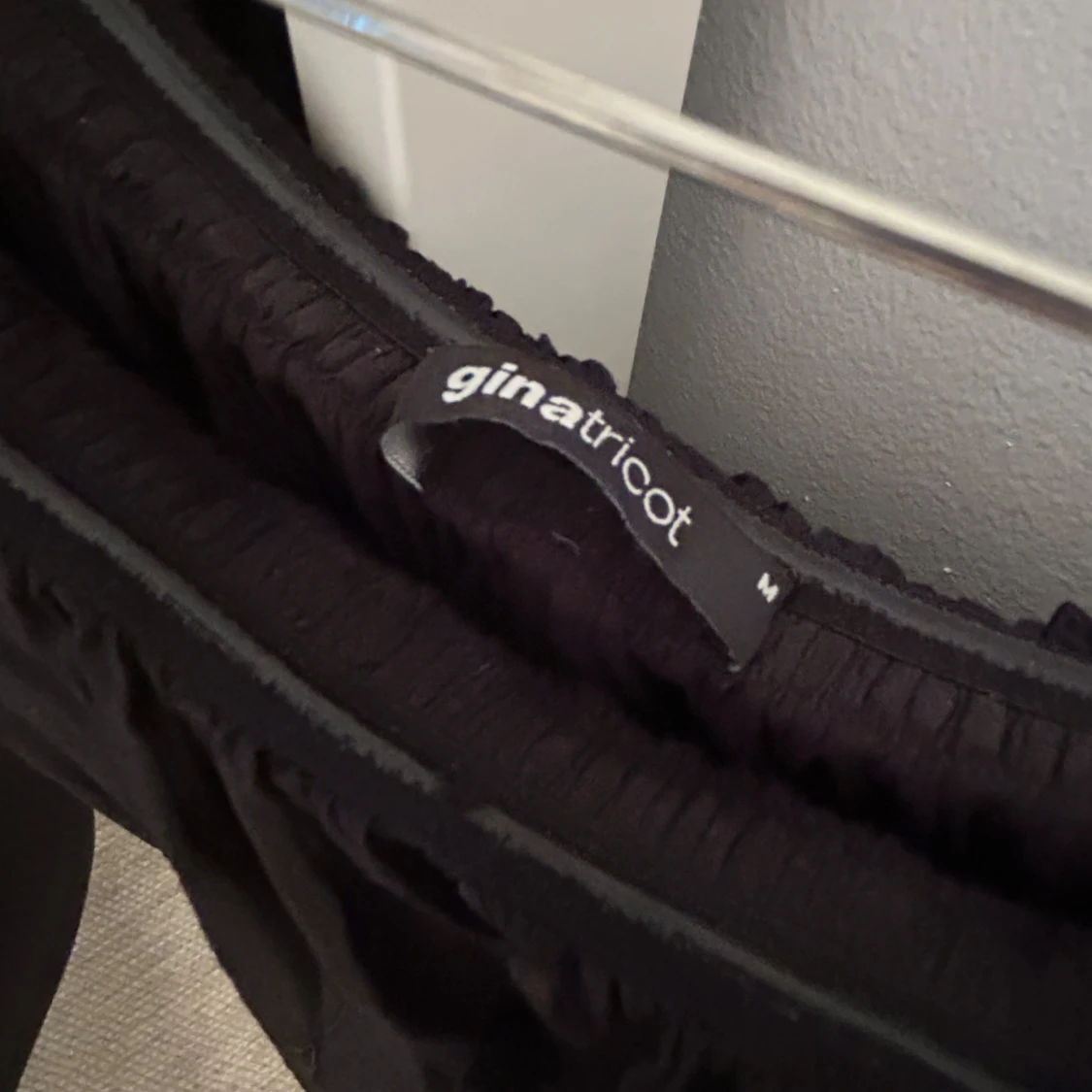 Svart offshoulder klänning Gina Tricot - 2