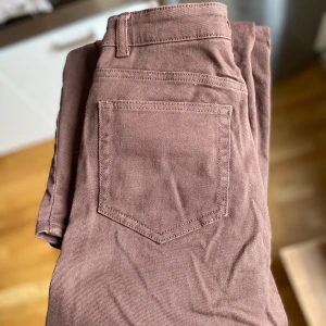 Bruna jeans - Säljer ett par bruna jeans med raka ben. Knappt använda utan har bara legat i min garderob ett bra tag.