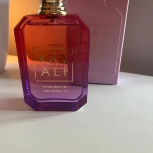 Kayali Fleur Majesty Rose Royale 100ml - Kom med prisförslag!!!!Kayali Fleur Majesty Rose Royale Eau de Parfum i en snygg rosa kartong med guldiga detaljer. Flaskan rymmer 100 ml och doften är känd för sina blommiga och lyxiga toner. Perfekt för dig som älskar exklusiva parfymer med ros som huvudnot, parfymen skriker självsäkerhet!. Är helt oanvänd, köpte fel parfym! Kartongen är öppnad, men har inte sprutat något💋