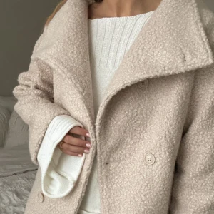 Beige teddyjacka - teddyjacka i beige från Bubbleroom 💕pris kan diskuteras: Nypris 899