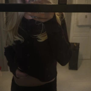 Vinröd kofta (matchade kjol finns) - Mysig vinröd kofta från gina. Den är orginellt liten i storlek så köptes i M. Jättefin men har inte kommit till så mycket bruk utan är använd några fåtal gånger utan några defekter.☺️