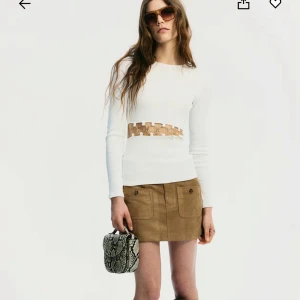 Vit långärmad topp med guld detaljer  - Säljer en vit långärmad topp från Bershka med coola guld detaljer endast använd 1 gång.