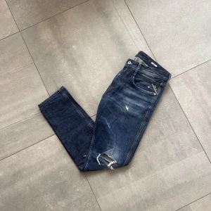 Replay Anbass  - Snygga mörkblå jeans från Replay, med modellen Anbass. Bra skicka och ett par väldigt eftertraktade par jeans. Stolek: W33 L32