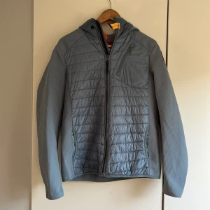Ljusblå jacka från Parajumpers  - En ljusblå Parajumpers warm-up jacka. Riktigt snygg och passar perfekt nu till hösten. Nypris ligger runt 3000kr, mitt pris 2000kr. Hör gärna av er vid funderingar, frågor eller fler bilder! 👌Storleken är Y-L som motsvarar Xs.