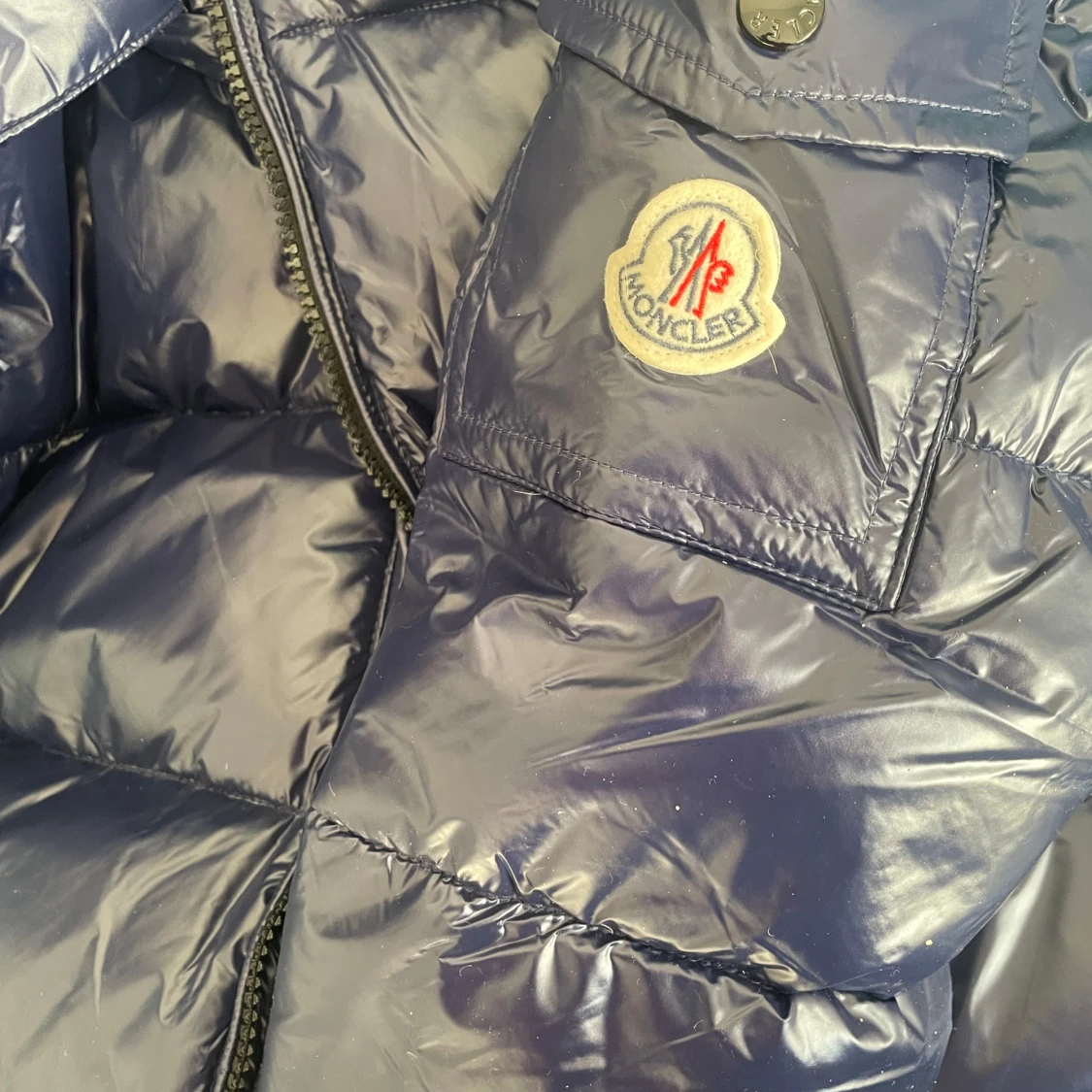 Blå pufferjacka från Moncler