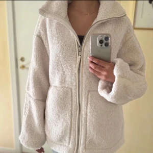 Teddy jacka  - Perfekt nu till hösten🍁🍁 Pris går absolut att diskutera, bara lämna ett pris förslag💓💓