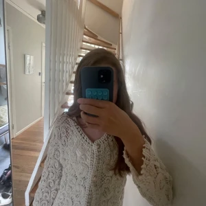 Beige spetskofta från Exquiss's - Vit-beige spets kofta från.Fråga gärna om fler bilder eller info!❣️❣️