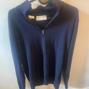 Marinblå halvzip från Selected Homme - Snygg marinblå halfzip från Selected Homme. Använd max 5 gånger. Köpare står vid frakt 📦 