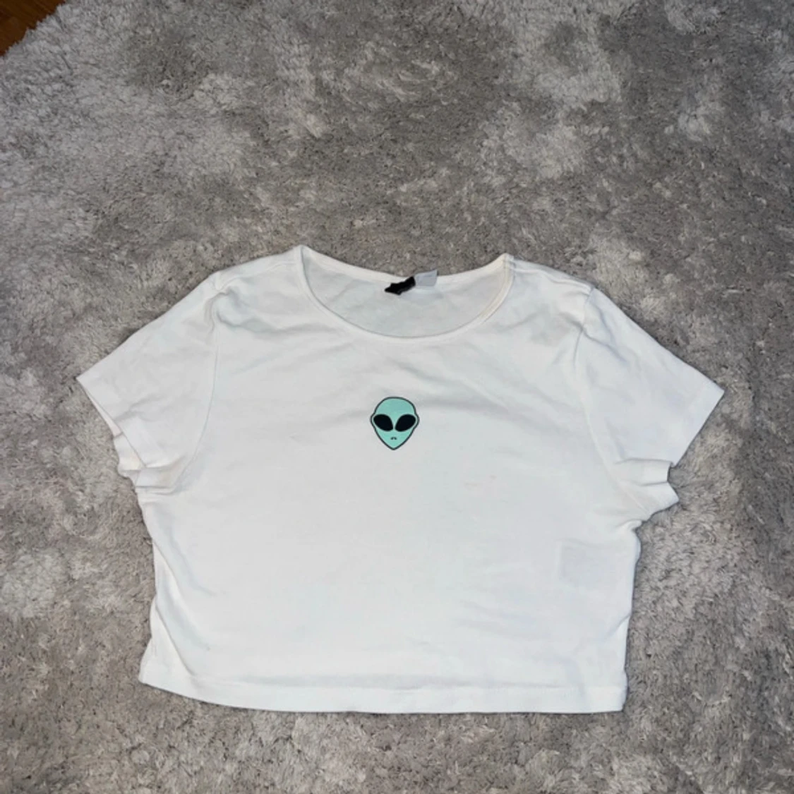 Vit croppad t-shirt med alientryck