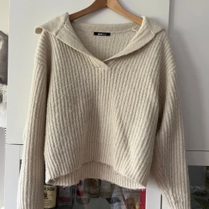 Beige stickad tröja  - Säljer en supermysig beige stickad tröja från Gina Tricot med v-ringning. Strl M men passar även xs/s beroende på hur man vill att den ska sitta. Säljer pga att den inte kommer till användning.
