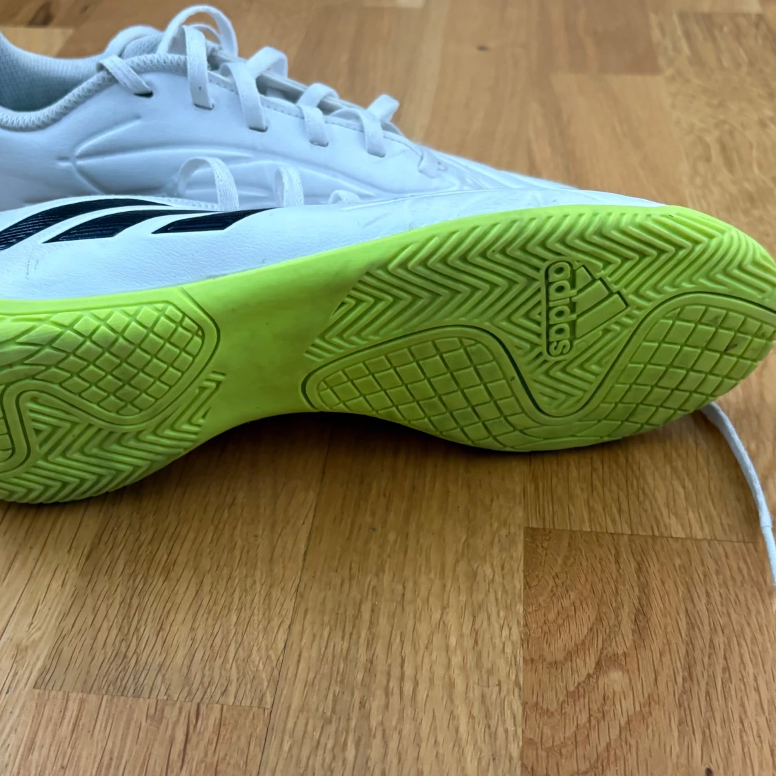 Vita adidas fotbollsskor strl 38 - 3