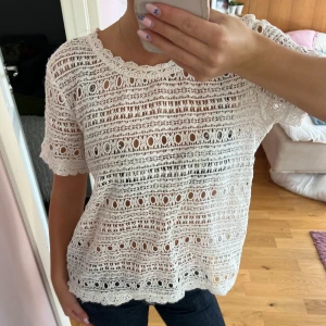 Vit spetsblus  - Superfin vit kortärmad blus i spets med korta ärmar och rund hals. Storlek M men sitter mer som S på mig som är 164cm💕